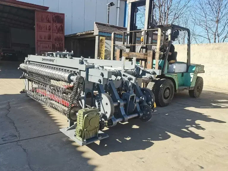 Horizontal gabion box making machine on forklift towards container