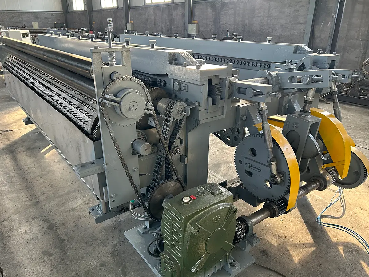 Side view of the YOUTE PET hexagonal wire mesh machine highlighting the drive system and precision twist-forming mechanism
