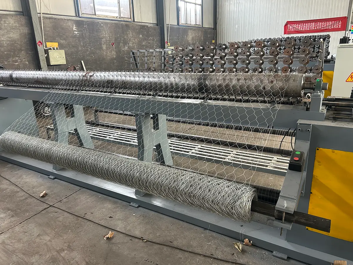Automatic hexagonal wire mesh machine running at full capacity during hexagonal wire mesh production